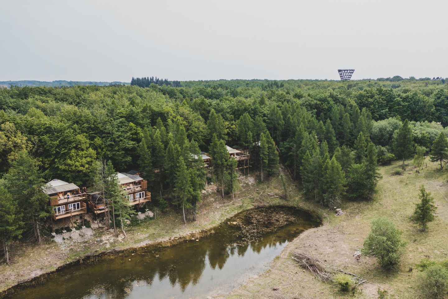 Holzhäuser im Camp Adventure in Dänemark (Seenland)