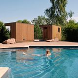 Frau badet im Pool im Nutchel Alsace in Frankreich