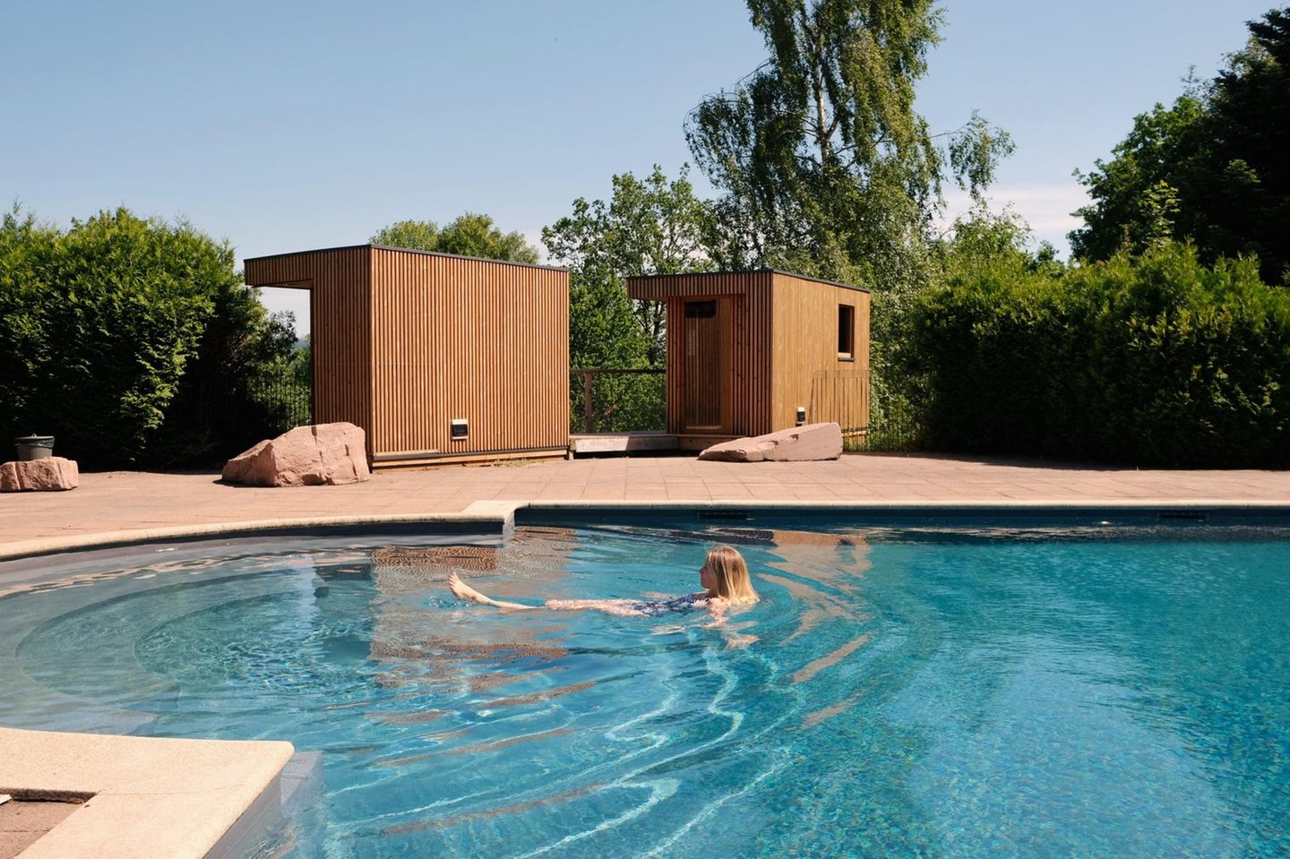 Frau badet im Pool im Nutchel Alsace in Frankreich