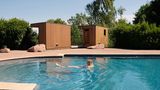 Frau badet im Pool im Nutchel Alsace in Frankreich