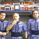 Drei männliche Astronauten stehen nebeneinander