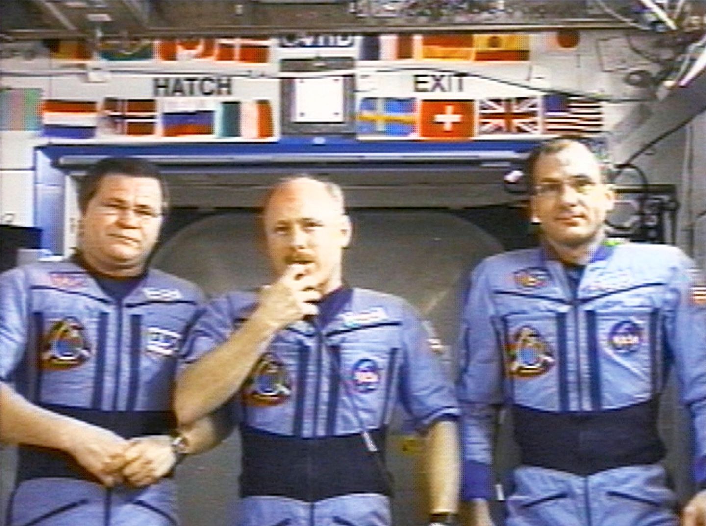 Die Folgen der "Columbia"-Katastrophe Drei männliche Astronauten stehen nebeneinander