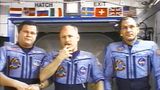 Drei männliche Astronauten stehen nebeneinander