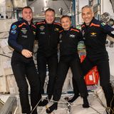 Vier männliche Astronauten stehen nebeneinander