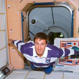 Sergei Krikaljow mit Flagge in Kapsel