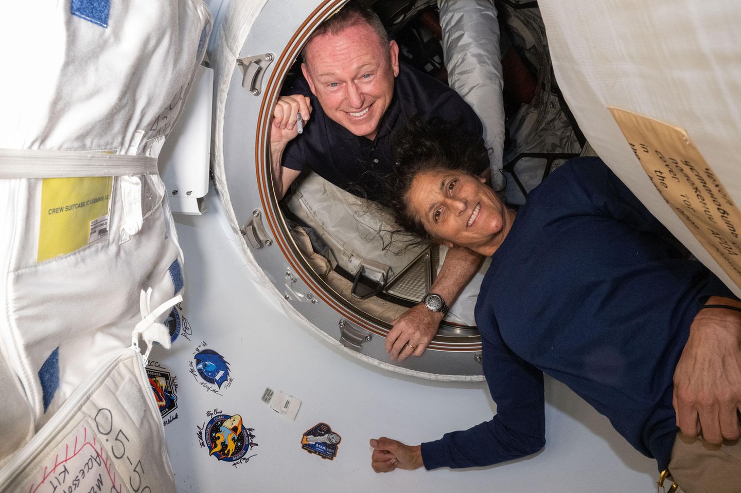 Ein Paar liegt in einem Space Shuttle und schaut einen an