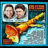 Alte Briefmarke zeigt ein Space Shuttle und zwei männliche Portraits