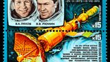 Alte Briefmarke zeigt ein Space Shuttle und zwei männliche Portraits
