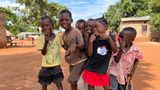 Sechs Kinder im Alter von etwa acht Jahren machen Faxen vor der Kamera