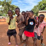 Sechs Kinder im Alter von etwa acht Jahren machen Faxen vor der Kamera