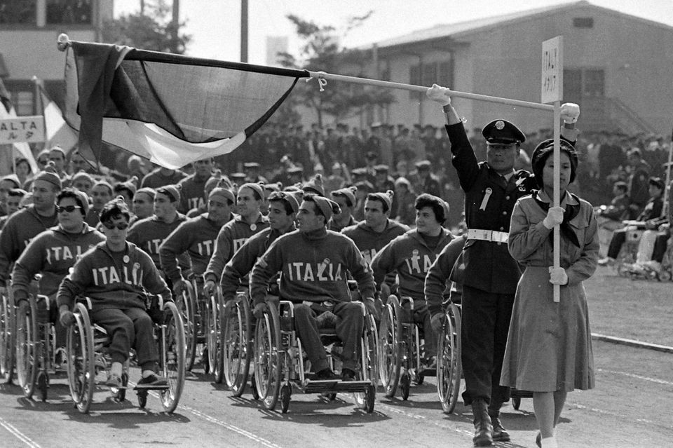 Eröffnungszeremonie: In the statistics of 1960 "World Games of Gelähmten" Nahmen zunächst ausschließlich Rollstuhlsportlerinnen und -sportler teil, here 1964 in Tokyo. 1988 recognized as the International Olympic Committee "Paralympic Games" officially a