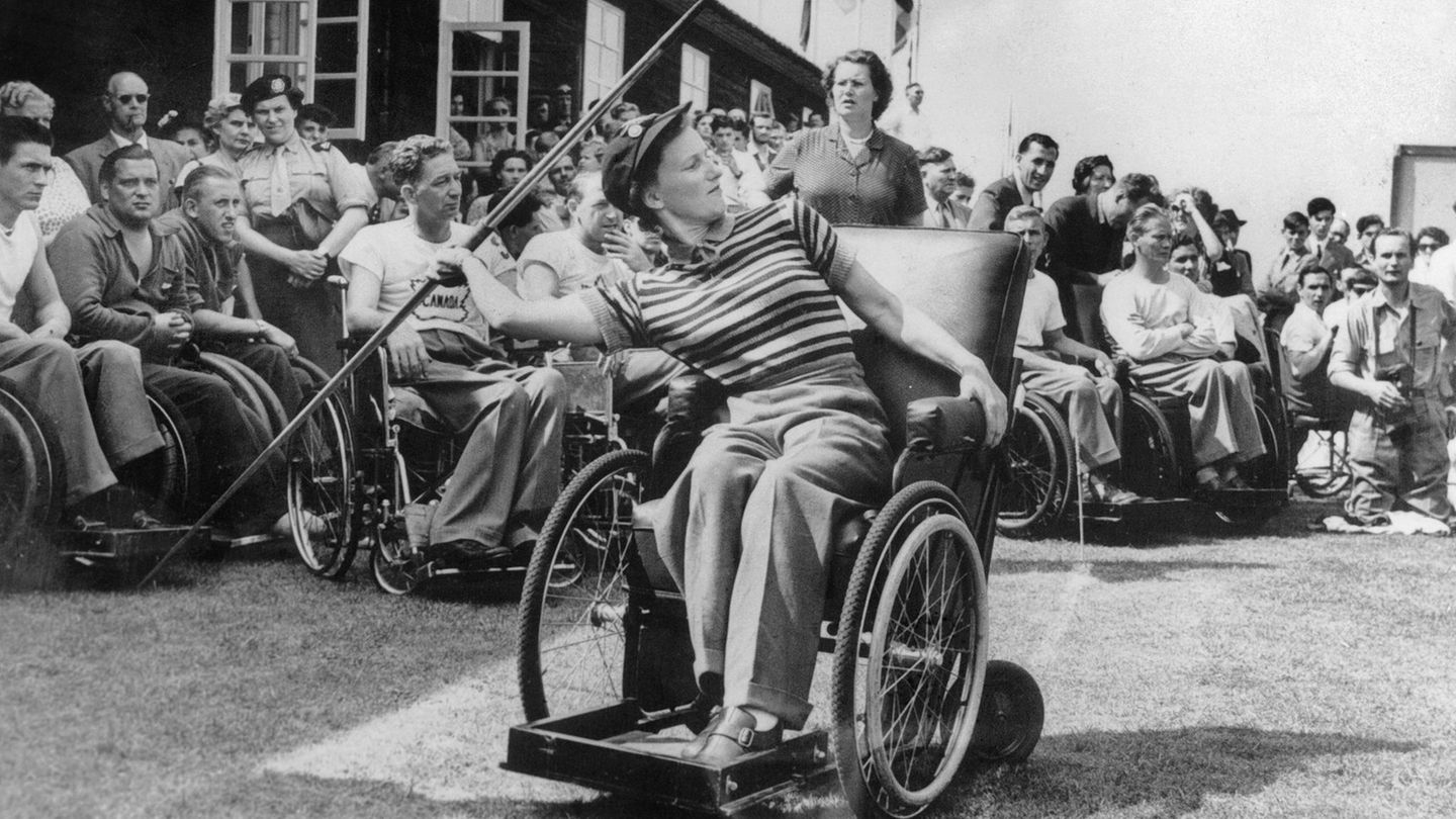 Frau im Rollstuhl wirft Speer