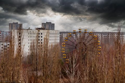 verlassenes Tschernobyl mit Häusern im Hintergrund und vorne einem Riesenrad