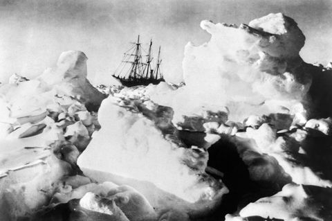 im Packeis eingeschlossener Dreimaster von der Shackleton Expedition, sw-Foto