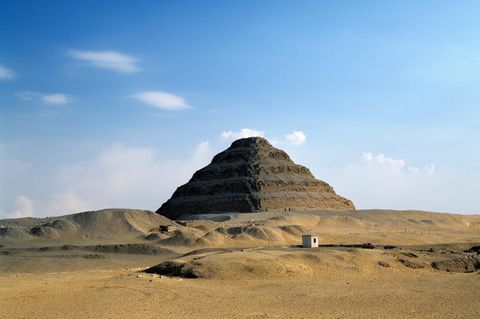 Stufenpyramide von Sakkara in der Totalen, vorne Sand, hinten Pyramide