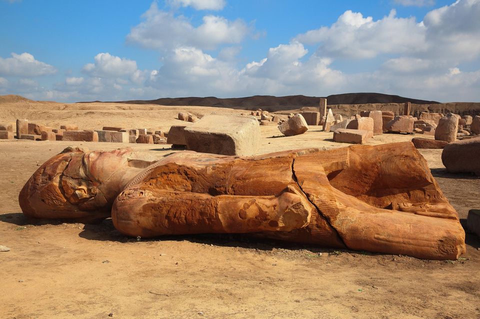 Liegende Pharaonen Statue an der Ausgrabungsstätte Tanis in Ägypten 1.5004