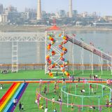 Blick auf einen Spielplatz am Fluss in China