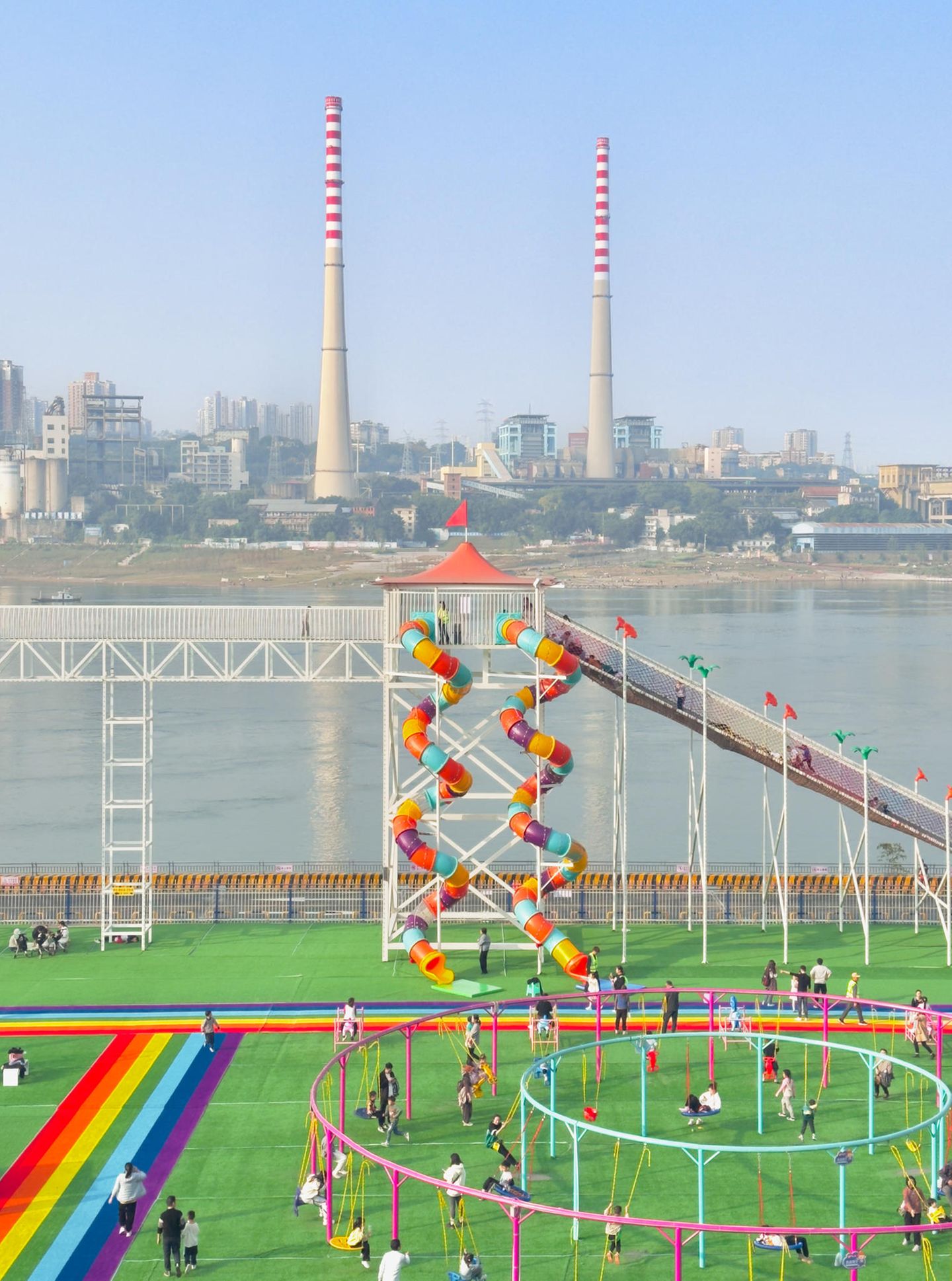 Blick auf einen Spielplatz am Fluss in China