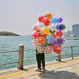 Person mit einem Strauß Luftballons