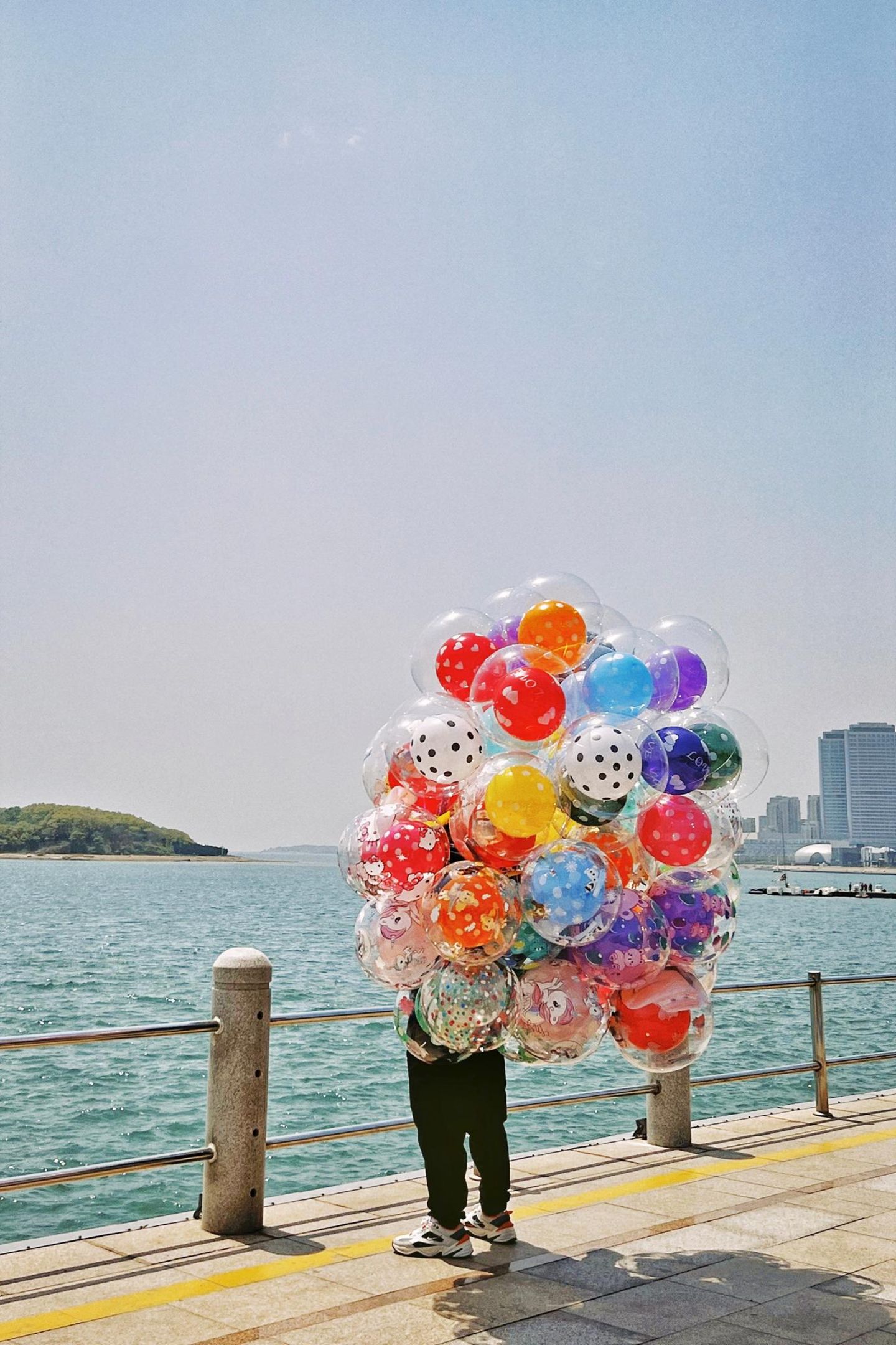 Person mit einem Strauß Luftballons