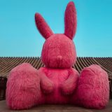 Riesiges rosa Plüschkaninchen