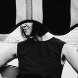 Porträt einer Frau hinter einer Markise