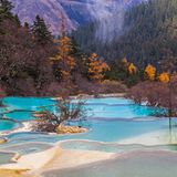 Ein Blick auf die kaskadenförmigen Kalzitbecken im Huanglong Reserve