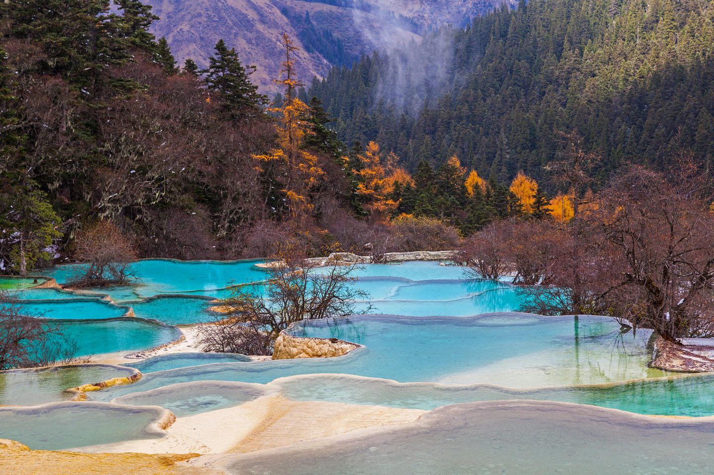 Ein Blick auf die kaskadenförmigen Kalzitbecken im Huanglong Reserve