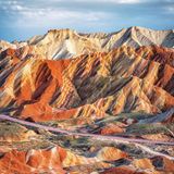 Ein Blick auf die bunte Sandsteinschichten im Geopark Zhangye