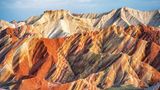 Ein Blick auf die bunte Sandsteinschichten im Geopark Zhangye