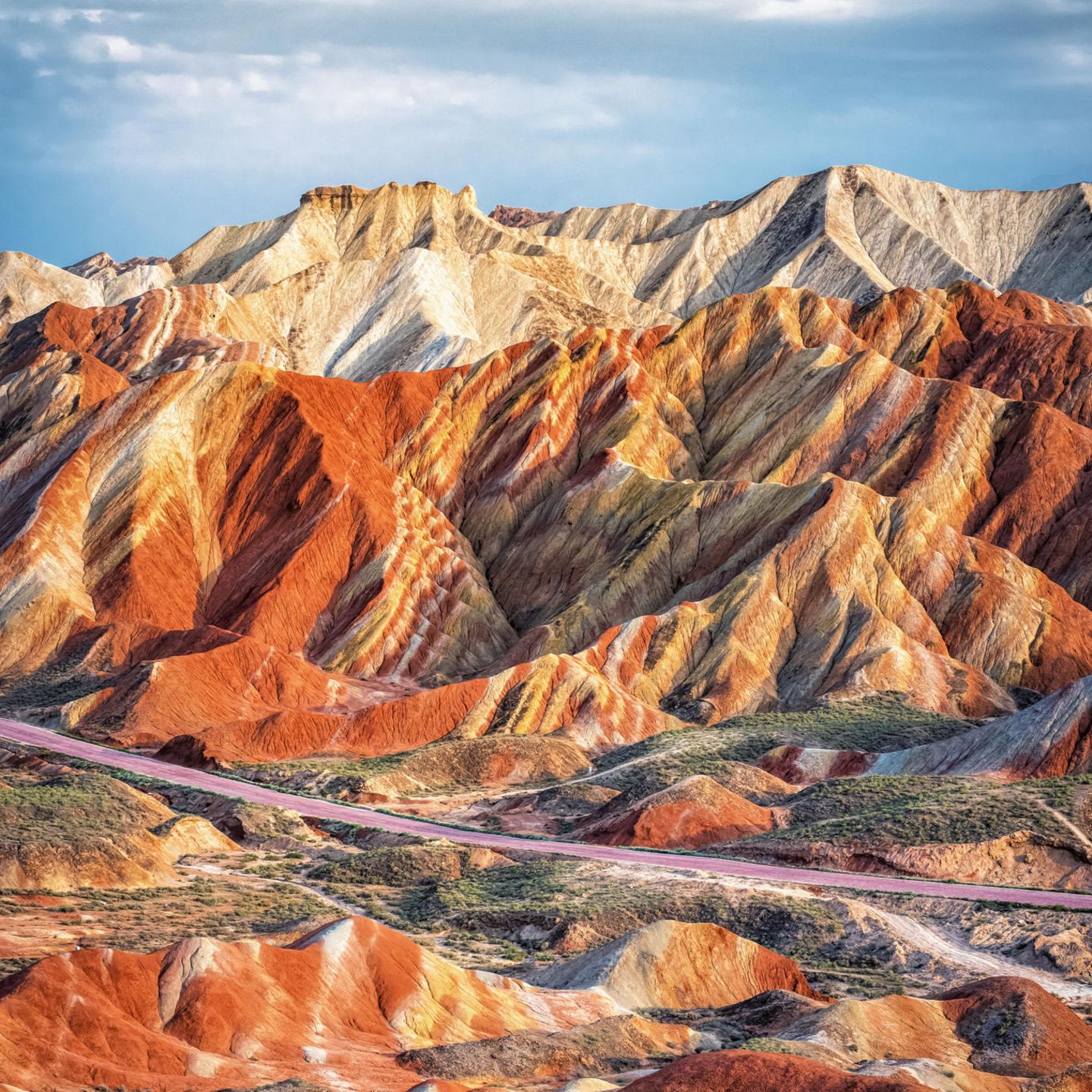 Ein Blick auf die bunte Sandsteinschichten im Geopark Zhangye