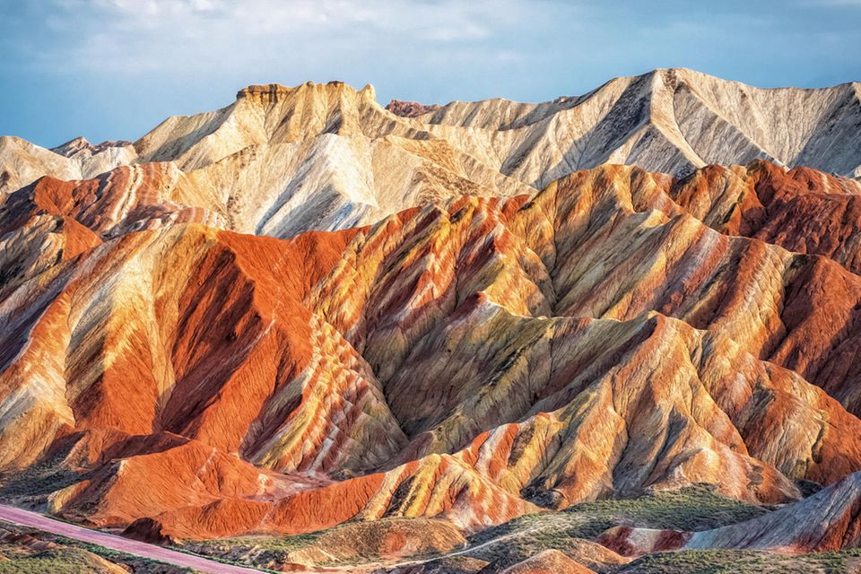 Ein Blick auf die bunte Sandsteinschichten im Geopark Zhangye