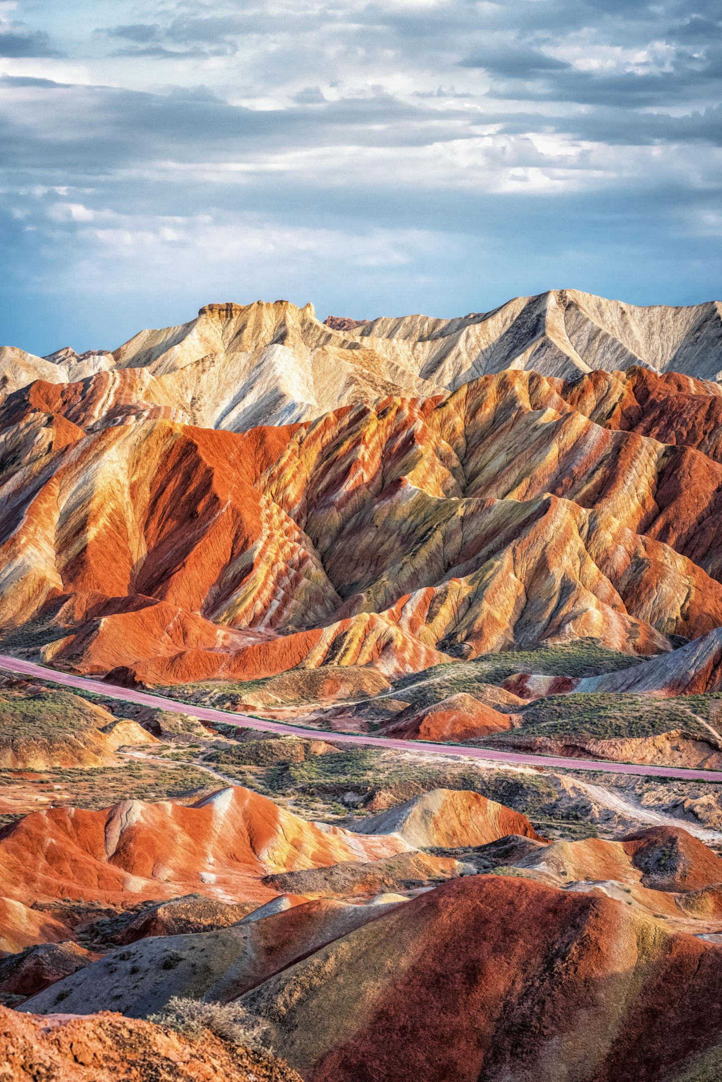 Ein Blick auf die bunte Sandsteinschichten im Geopark Zhangye