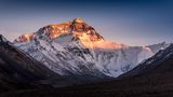 Die Nordwand des Mount Everest von der tibetischen Seite bei Sonnenuntergang in China