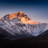 Die Nordwand des Mount Everest von der tibetischen Seite bei Sonnenuntergang in China