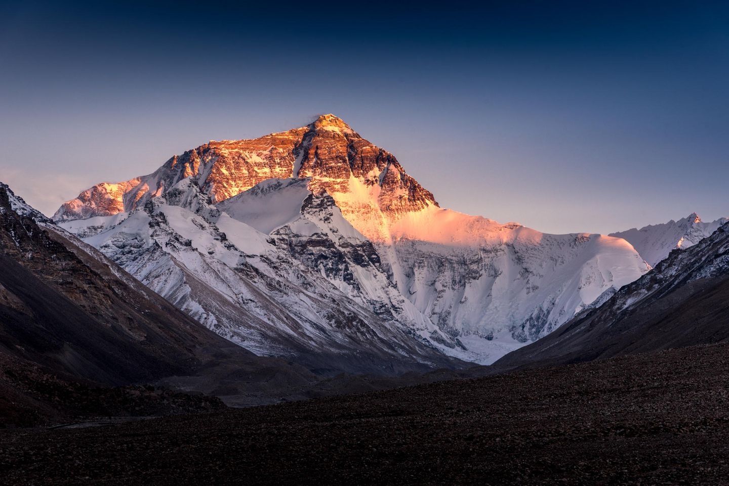 Die Nordwand des Mount Everest von der tibetischen Seite bei Sonnenuntergang in China