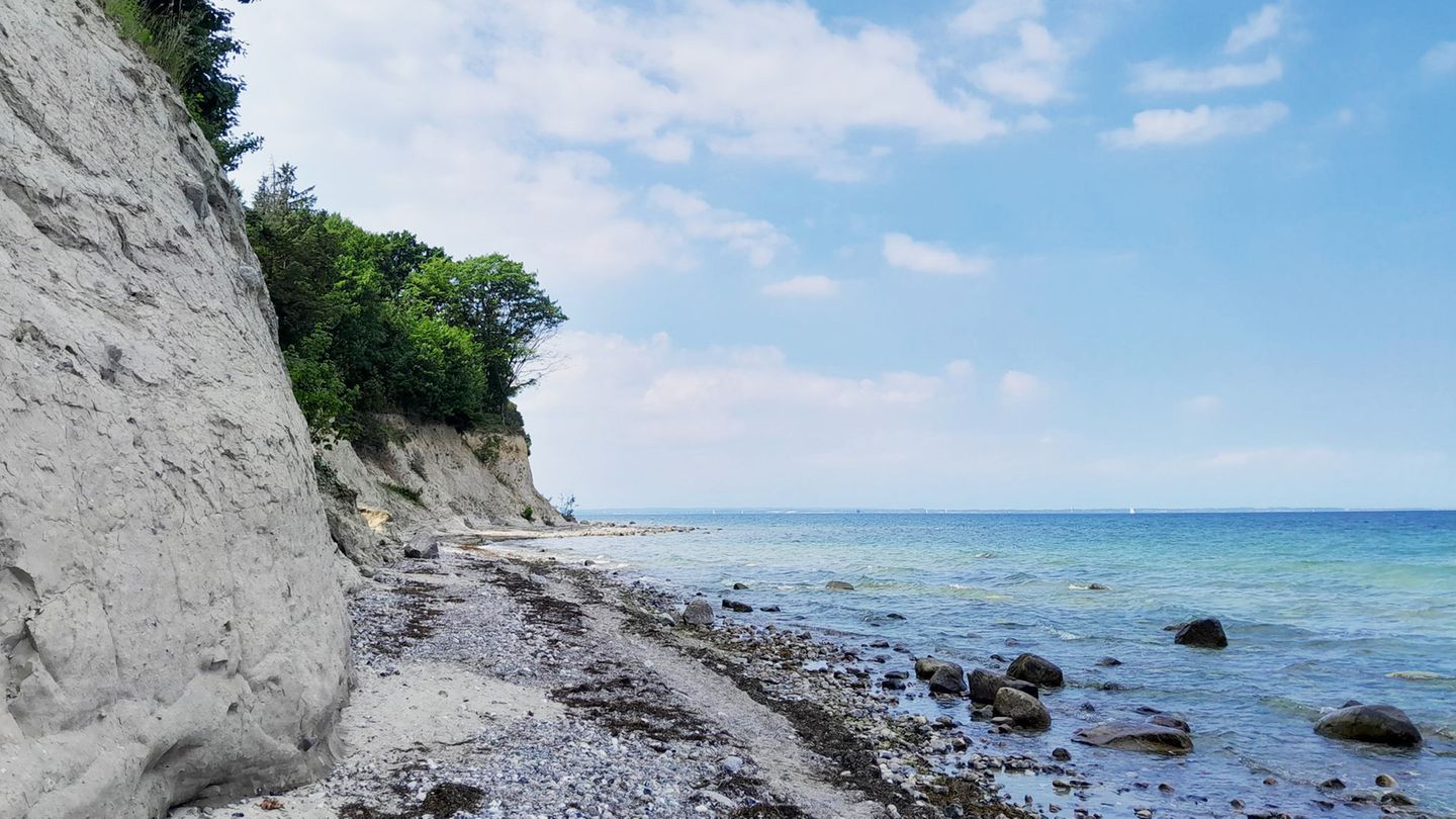 Bis zu 20 Meter erhebt sich die Steilküste über das Meer. Die abbrechenden Sandmassen verteilt das Meer, nur große Steine bleiben an Ort und Stelle liegen