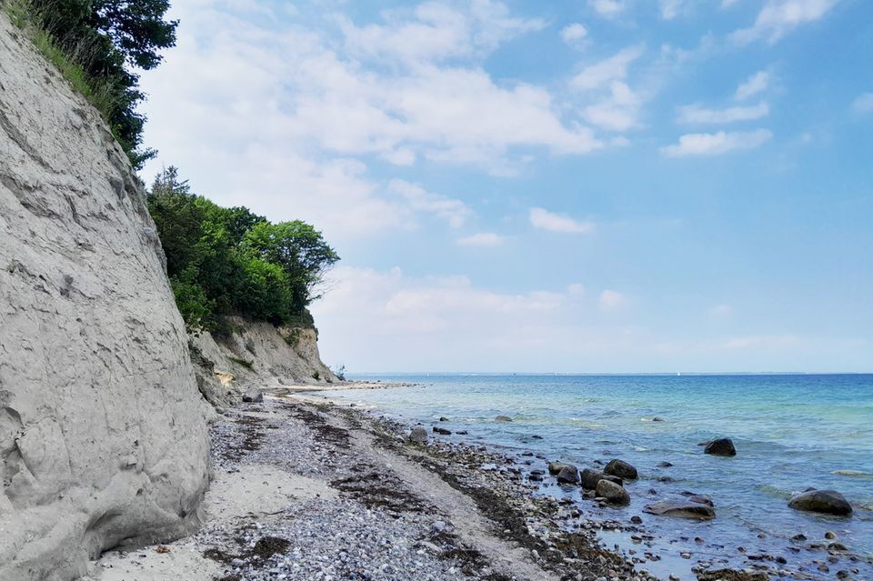 Bis zu 20 Meter erhebt sich die Steilküste über das Meer. Die abbrechenden Sandmassen verteilt das Meer, nur große Steine bleiben an Ort und Stelle liegen 1.3333