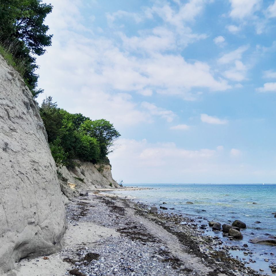 Bis zu 20 Meter erhebt sich die Steilküste über das Meer. Die abbrechenden Sandmassen verteilt das Meer, nur große Steine bleiben an Ort und Stelle liegen