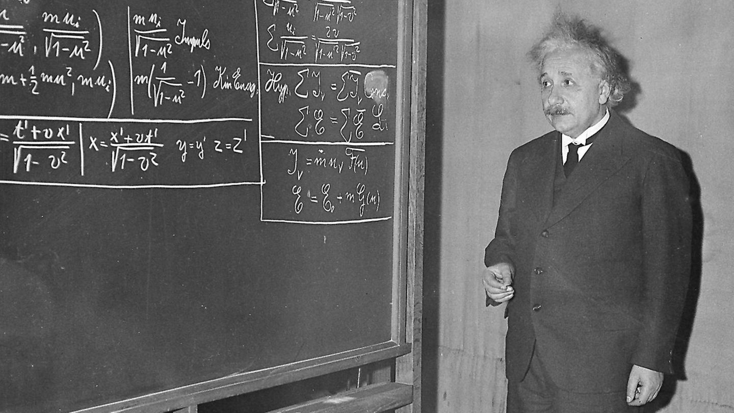 Albert Einstein vor der Tafel
