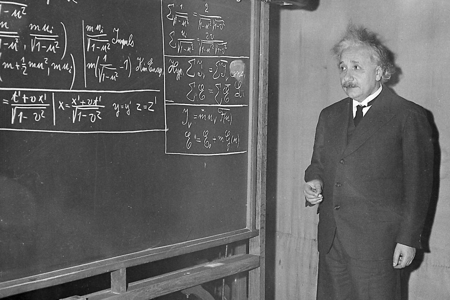 Albert Einstein vor der Tafel
