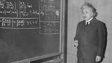 Albert Einstein vor der Tafel
