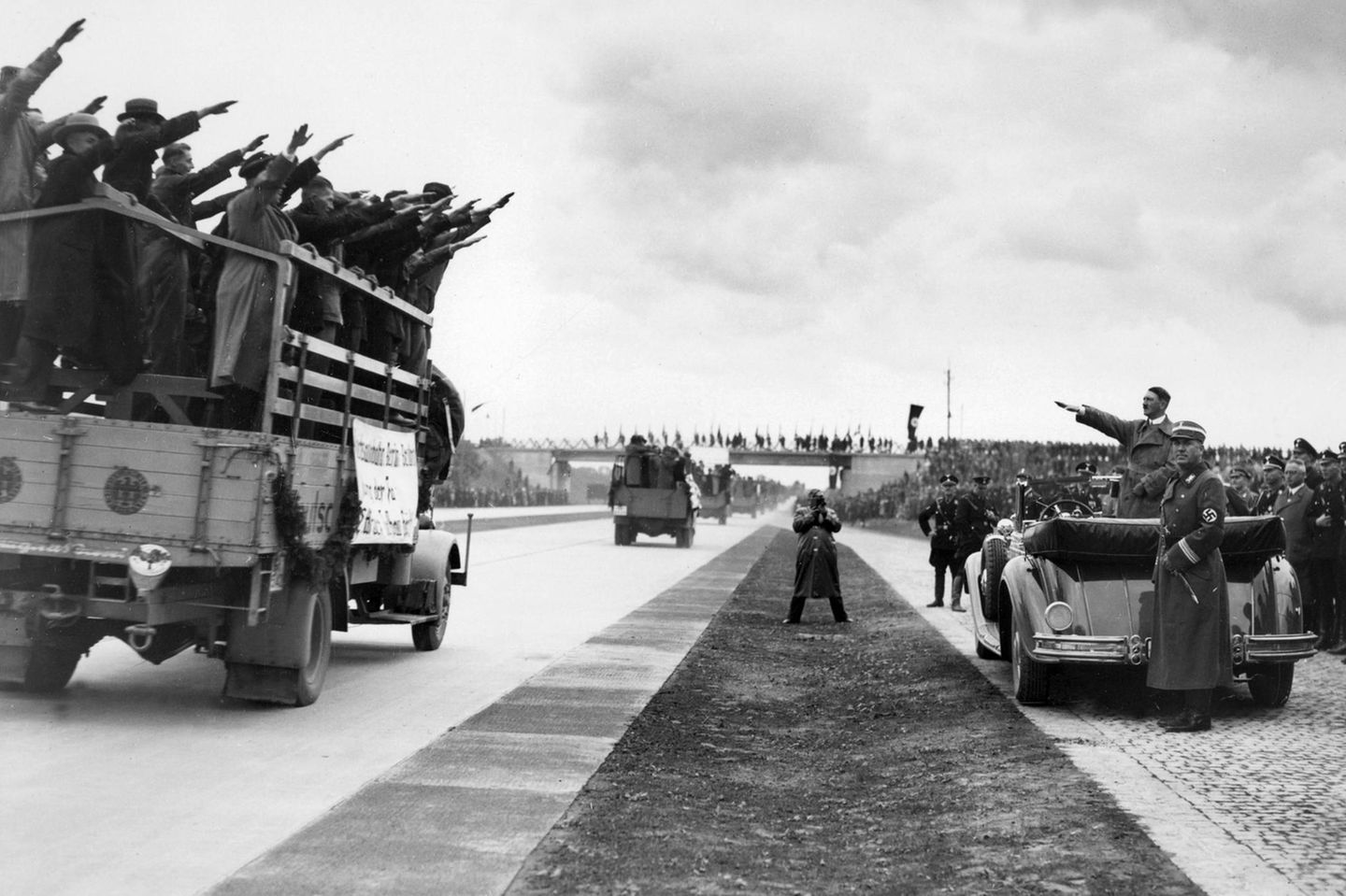 Adolf Hitler bei der Einweihung eines Autobahnabschnitts