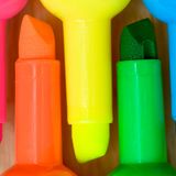 Fünf Neon Marker in einer Reihe