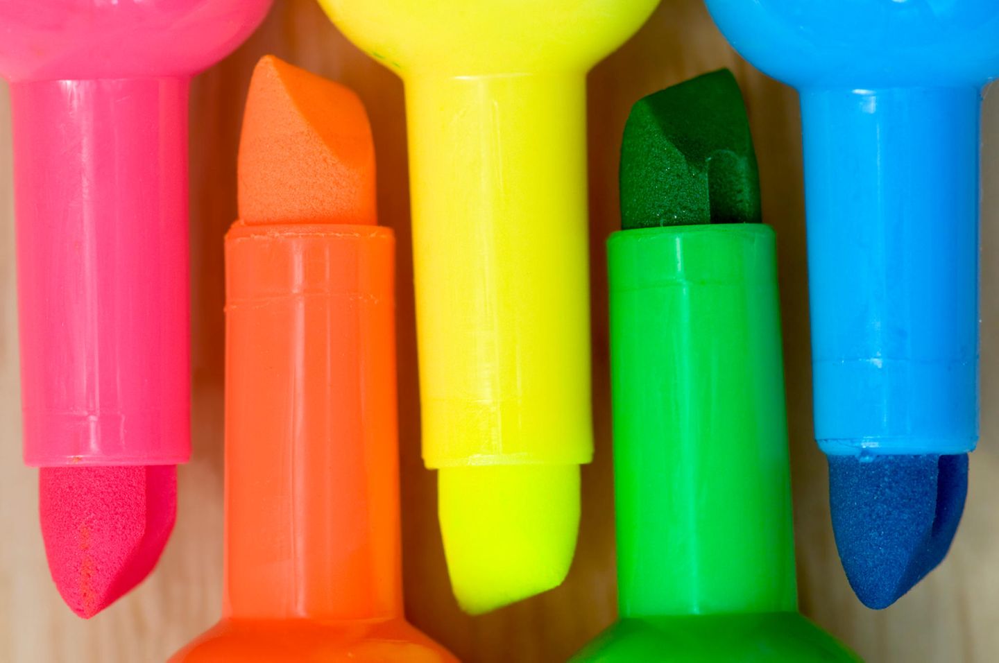 DayGlo: die Welt in Neon Fünf Neon Marker in einer Reihe