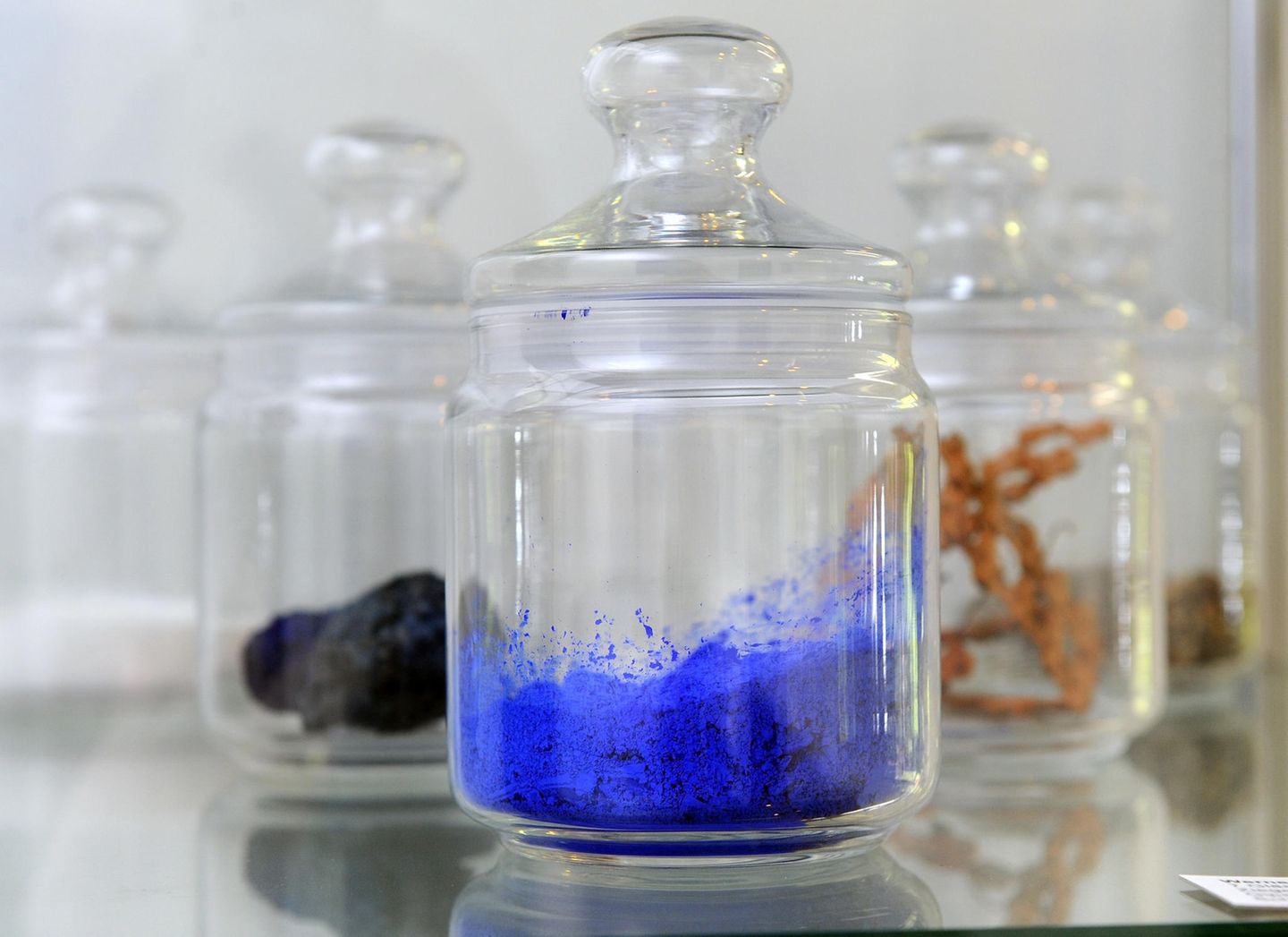 International Klein Blue: ein Mann, eine Farbe Gläser mit blauen Farbpigmenten. Yves Klein Blau