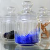 Gläser mit blauen Farbpigmenten. Yves Klein Blau