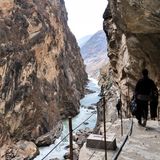 Ein Blick auf Menschen, die in der Tigersprung-Schlucht in China wandern