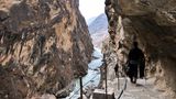 Ein Blick auf Menschen, die in der Tigersprung-Schlucht in China wandern