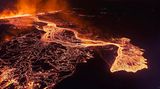 Ein Vulkan im Südwesten Islands spuckt rote Lava durch eine neue Spalte auf der Halbinsel Reykjanes